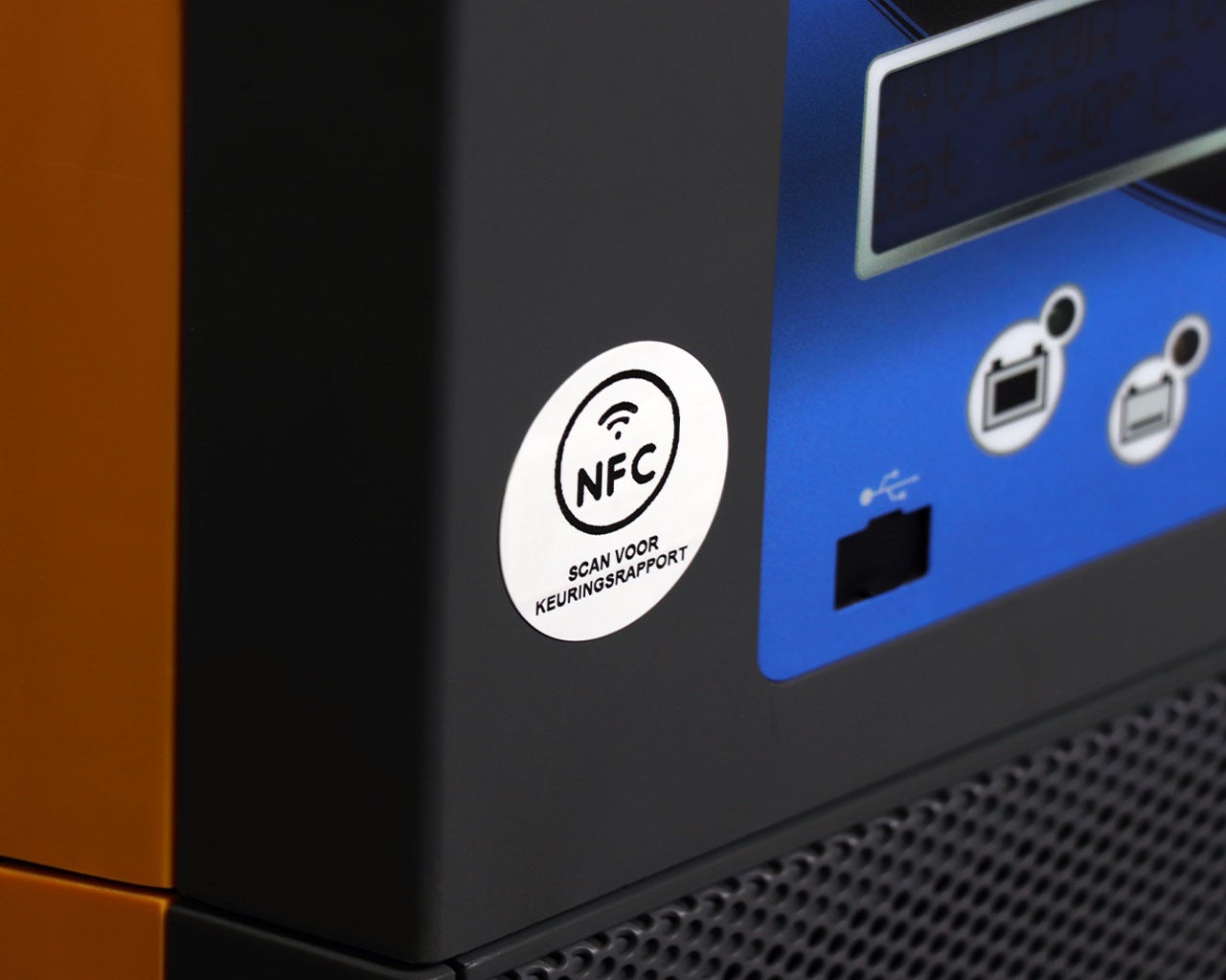 RFID keuringslabel op industriële machine voor digitale keuringsrapporten en inspectiebeheer